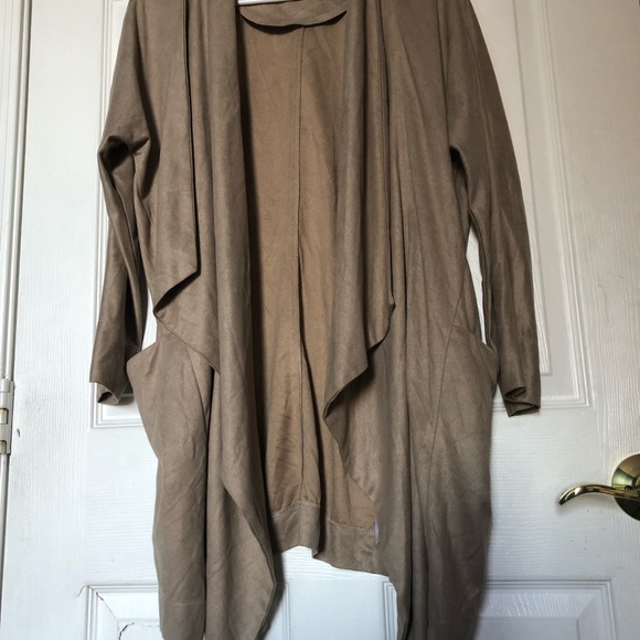 Lulu’s - Picture 2 of 7